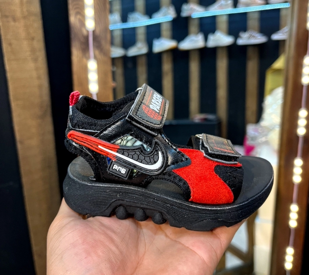 تصویر کفش صندل بچه گانه اسپرت مناسب روزمره و تابستانی نایک Children's sports sandal shoes, suitable for everyday and summer, Nike